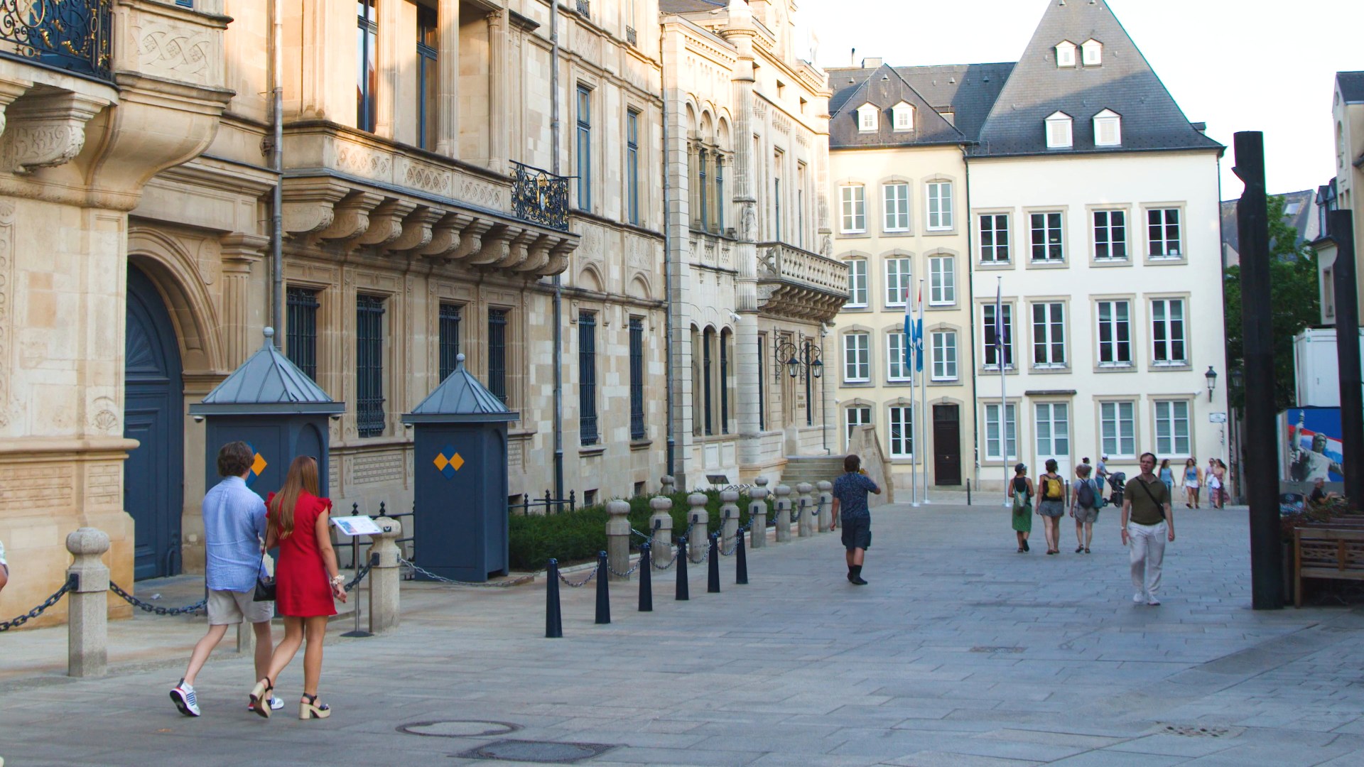 Passants devant le palais grand-ducal à Luxembourg-ville